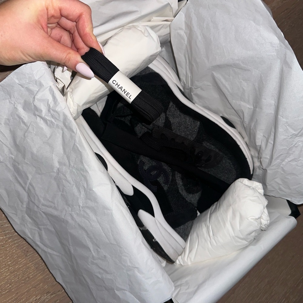 CHANEL Elegant Black and Gray Sneakers- lightly used - Picture 4 of 7